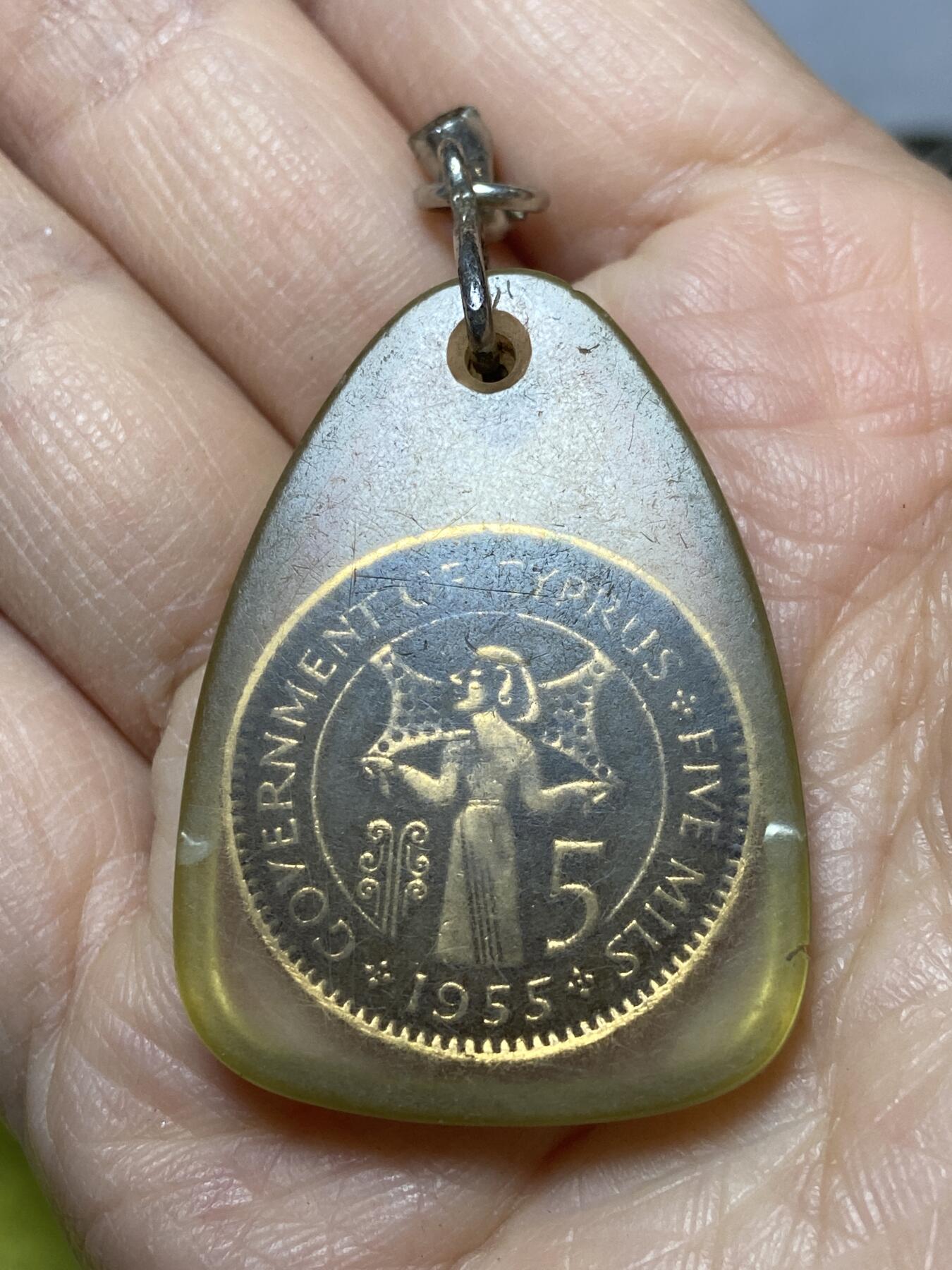 2025年第一百二十七场(总第一百五十三场）外国好品章牌、散币(免佣金) 树脂密封–英属塞浦路斯1955年5米尔吊坠，重12.73克