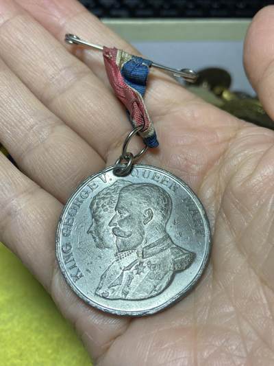 2025年第一百二十七场(总第一百五十三场）外国好品章牌、散币(免佣金) - 不平–英国🇬🇧1935年纪念章(乔治五世和玛丽王后登基25周年银禧纪念章)，重20.5克