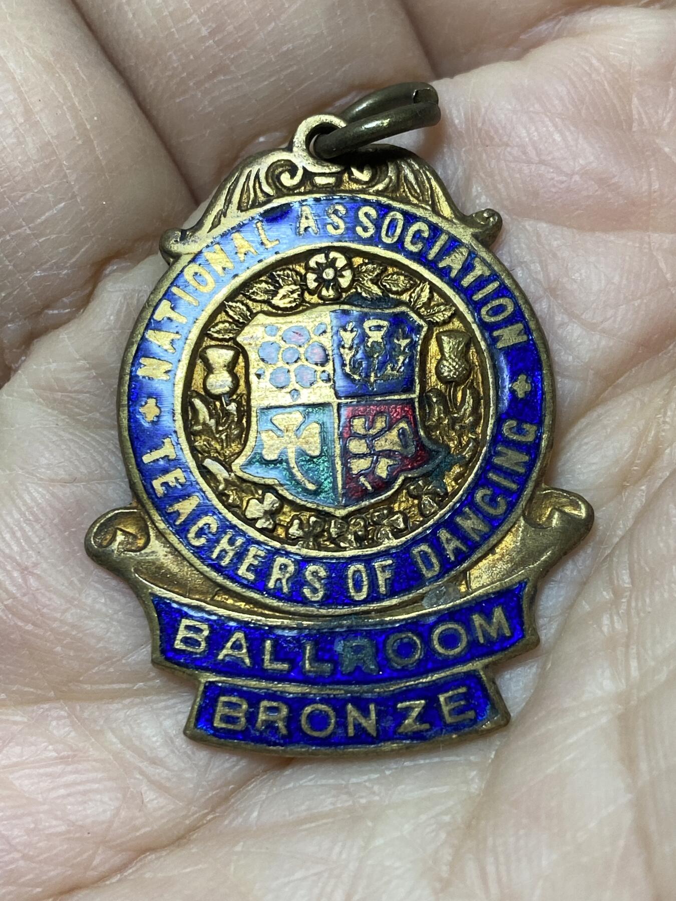 2025年第一百二十七场(总第一百五十三场）外国好品章牌、散币(免佣金) 英国🇬🇧全国舞蹈教师协会青铜级奖章(1961年2月12日授予P·JARRETT)，重9.58克