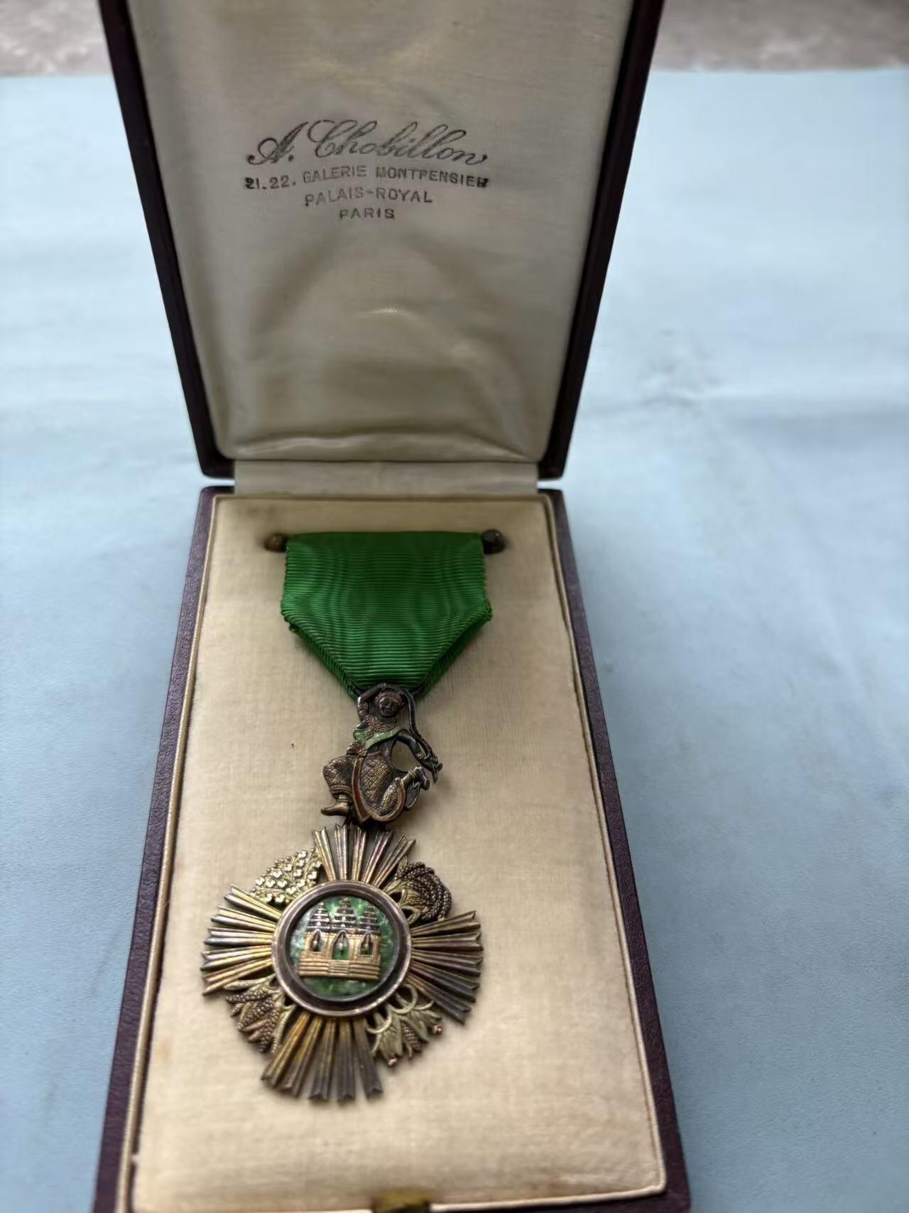 盛世勋华——号角文化勋章邮票专场拍卖第288期 柬埔寨骑士级索瓦塔拉皇家勋章 银制早期版 法国生产 带原盒 （授予在农业、经济和公共工程领域做出杰出贡献的人士）