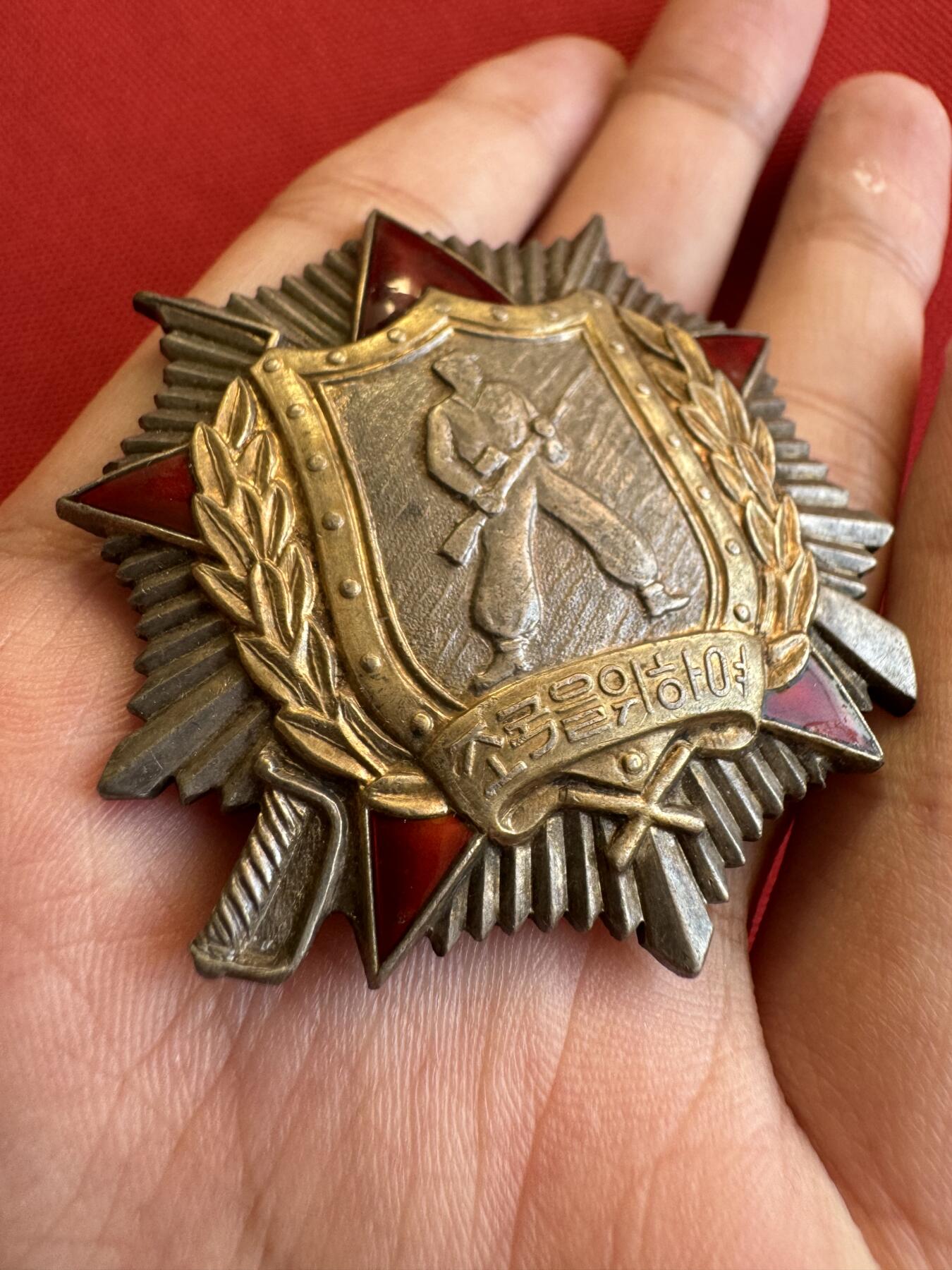 五哥徽章群   11号周二晚上八点4群联拍 银章