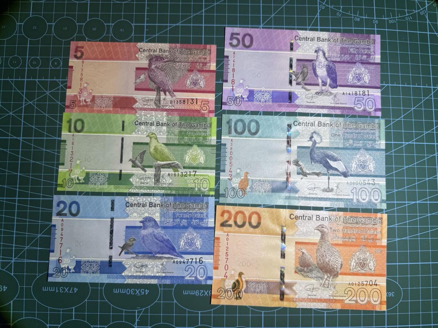 【炜奕收藏】，第五十期 冈比亚5-200达拉西，UNC品相，除5达拉西外其余均为A冠