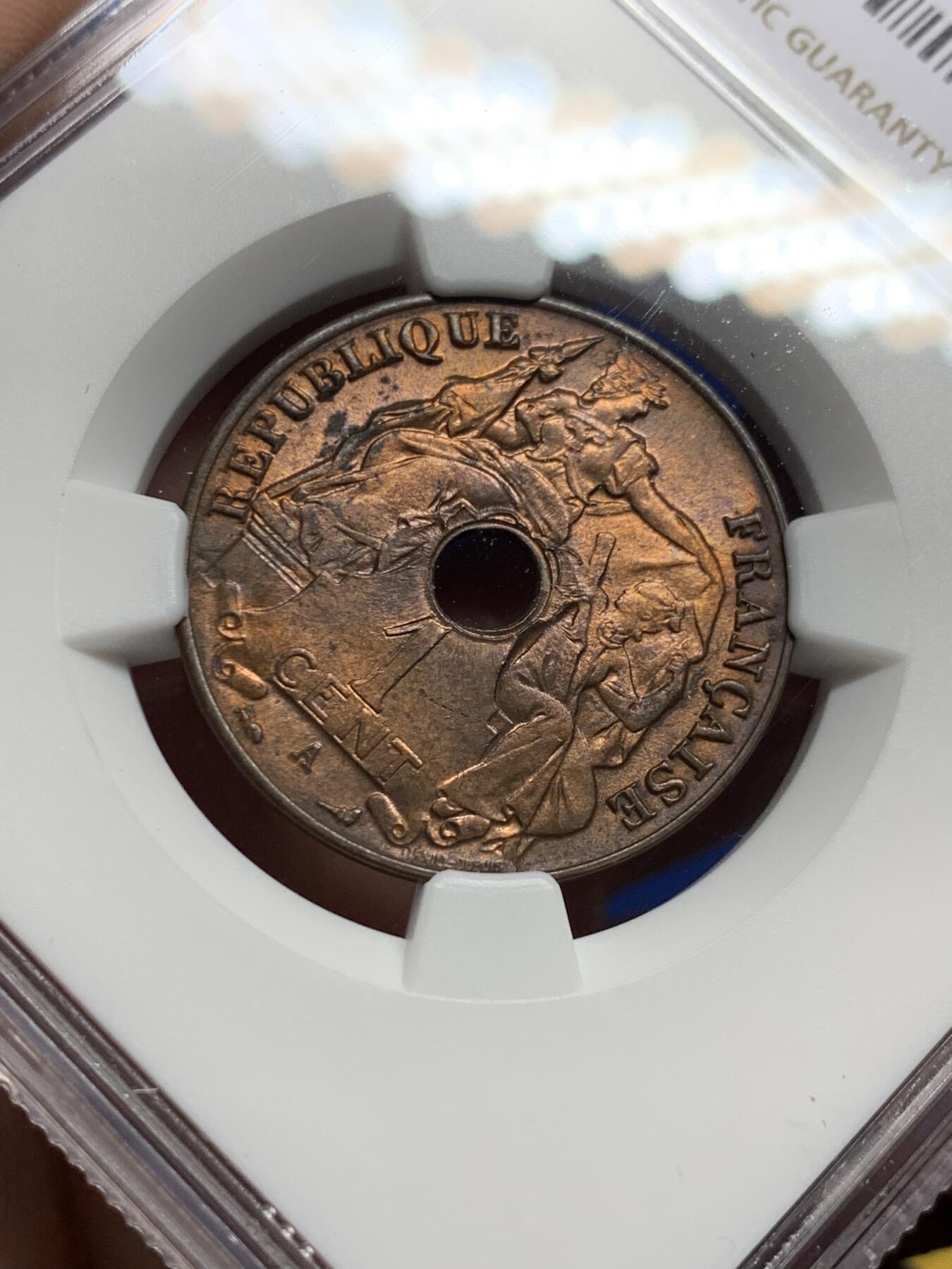 《竞宝斋》第437场 周日，周一2场连拍 （全场包邮） NGC MS62RB 法属印支1922年百分之一中孔铜币 早期年份