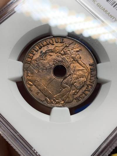 《竞宝斋》第437场 周日，周一2场连拍 （全场包邮） NGC MS62RB 法属印支1922年百分之一中孔铜币 早期年份