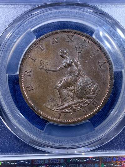 《竞宝斋》第437场 周日，周一2场连拍 （全场包邮） PCGS MS64BN 英国 1799年 乔治三世国王 1/2便士铜币，铸造于Soho Mint 由于瓦特作为股东之一这是他的蒸汽机提供动力的第一批铸币，质量肉眼可见提升了一截。这枚有着沉稳熟美的巧克力包浆，转光丝滑尤为难得。
