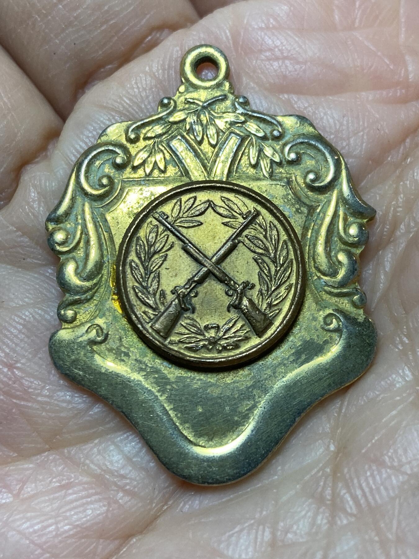 2025年第一百二十七场(总第一百五十三场）外国好品章牌、散币(免佣金) 英国🇬🇧射击赛事奖牌，重13.42克