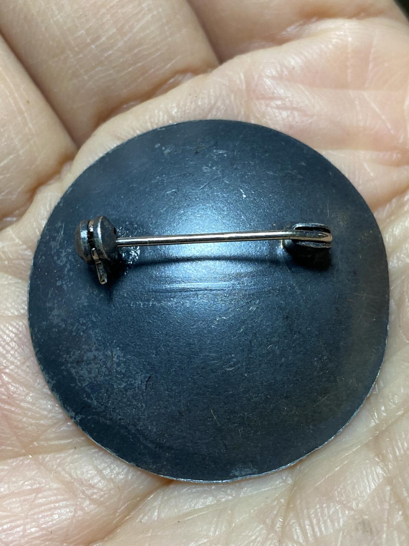 2025年第一百二十七场(总第一百五十三场）外国好品章牌、散币(免佣金) 精美盾徽徽章，重8.48克