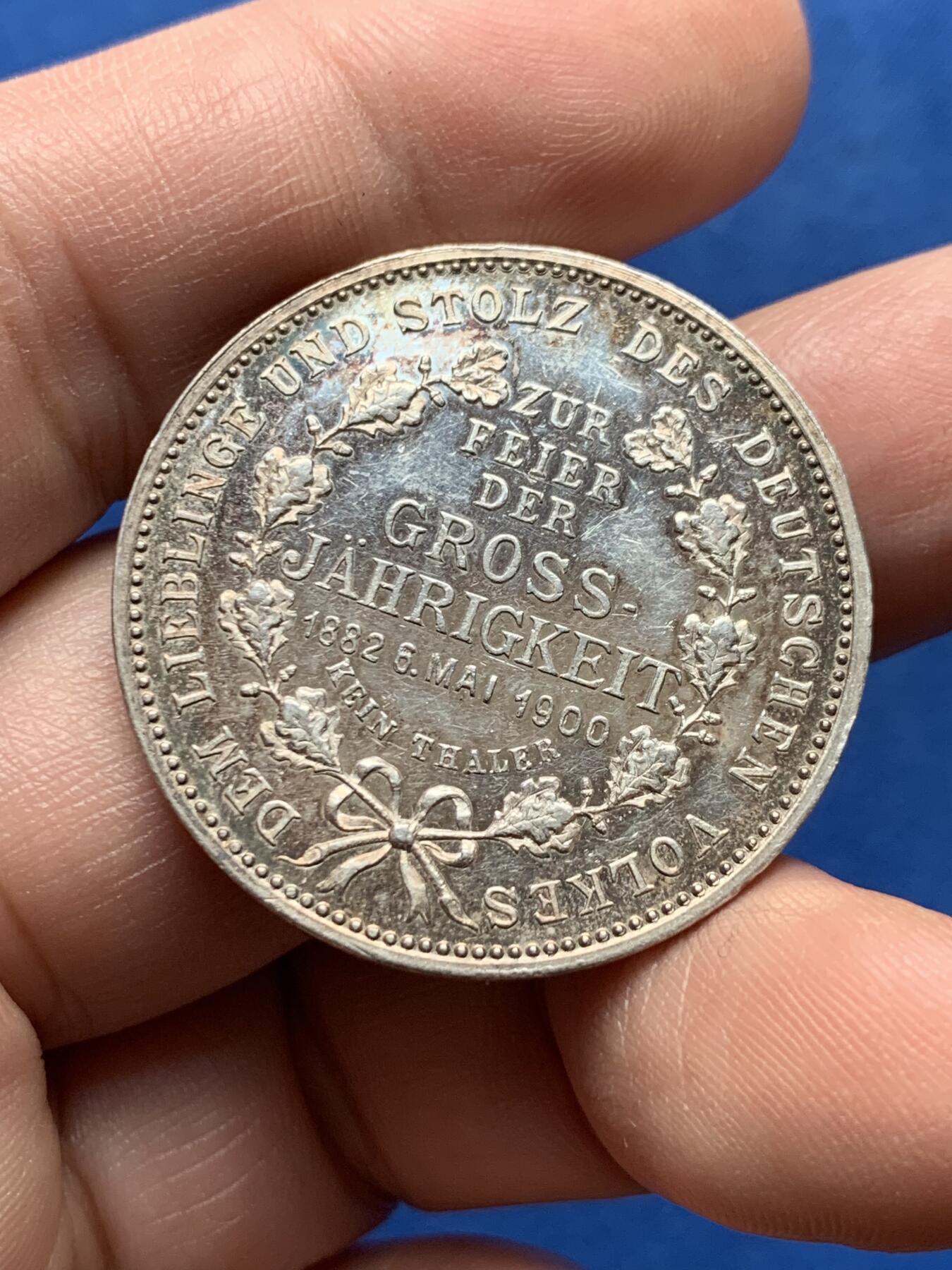 《竞宝斋》第437场 周日，周一2场连拍 （全场包邮） 1900年德国威廉皇储成年礼纪念银章，弗里德里希·威廉·维克多·奥古斯特·恩斯特，德皇威廉二世之子，德意志帝国和普鲁士王国的末代皇储、霍亨索伦家族首领。重约：14.5克，33.1mm。发行量稀少，人物图案、铭文雕刻精细。