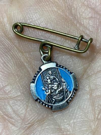 2025年第一百二十七场(总第一百五十三场）外国好品章牌、散币(免佣金) - 葡萄牙🇵🇹圣物箱纪念章，重0.8克