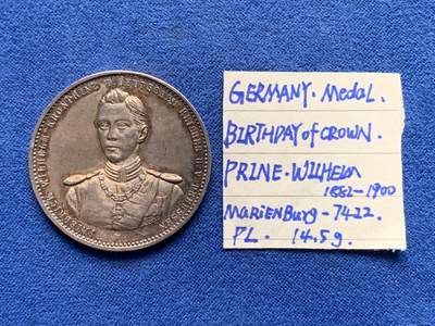 《竞宝斋》第437场 周日，周一2场连拍 （全场包邮） 1900年德国威廉皇储成年礼纪念银章，弗里德里希·威廉·维克多·奥古斯特·恩斯特，德皇威廉二世之子，德意志帝国和普鲁士王国的末代皇储、霍亨索伦家族首领。重约：14.5克，33.1mm。发行量稀少，人物图案、铭文雕刻精细。