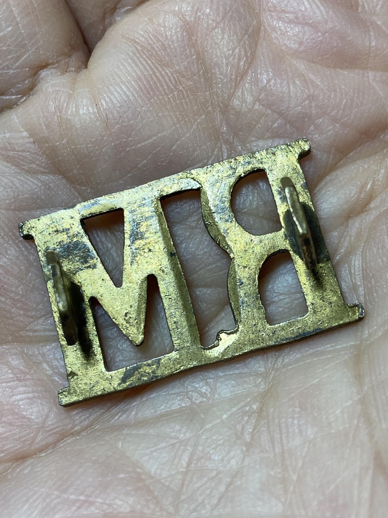 2025年第一百二十七场(总第一百五十三场）外国好品章牌、散币(免佣金) RM字样标牌，重5.01克