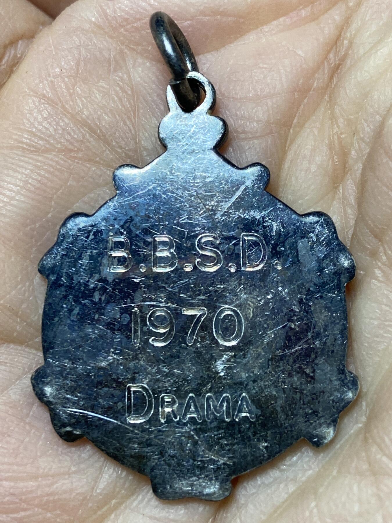 2025年第一百二十七场(总第一百五十三场）外国好品章牌、散币(免佣金) 疑似银制–英国🇬🇧1970年戏剧类章牌