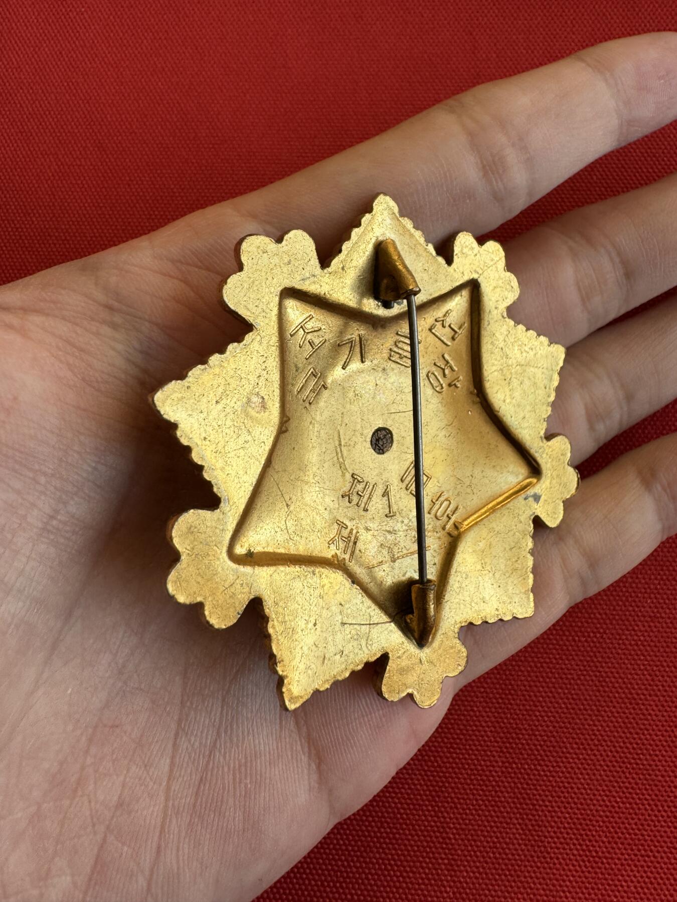 五哥徽章群   11号周二晚上八点4群联拍 朝鲜一级国旗