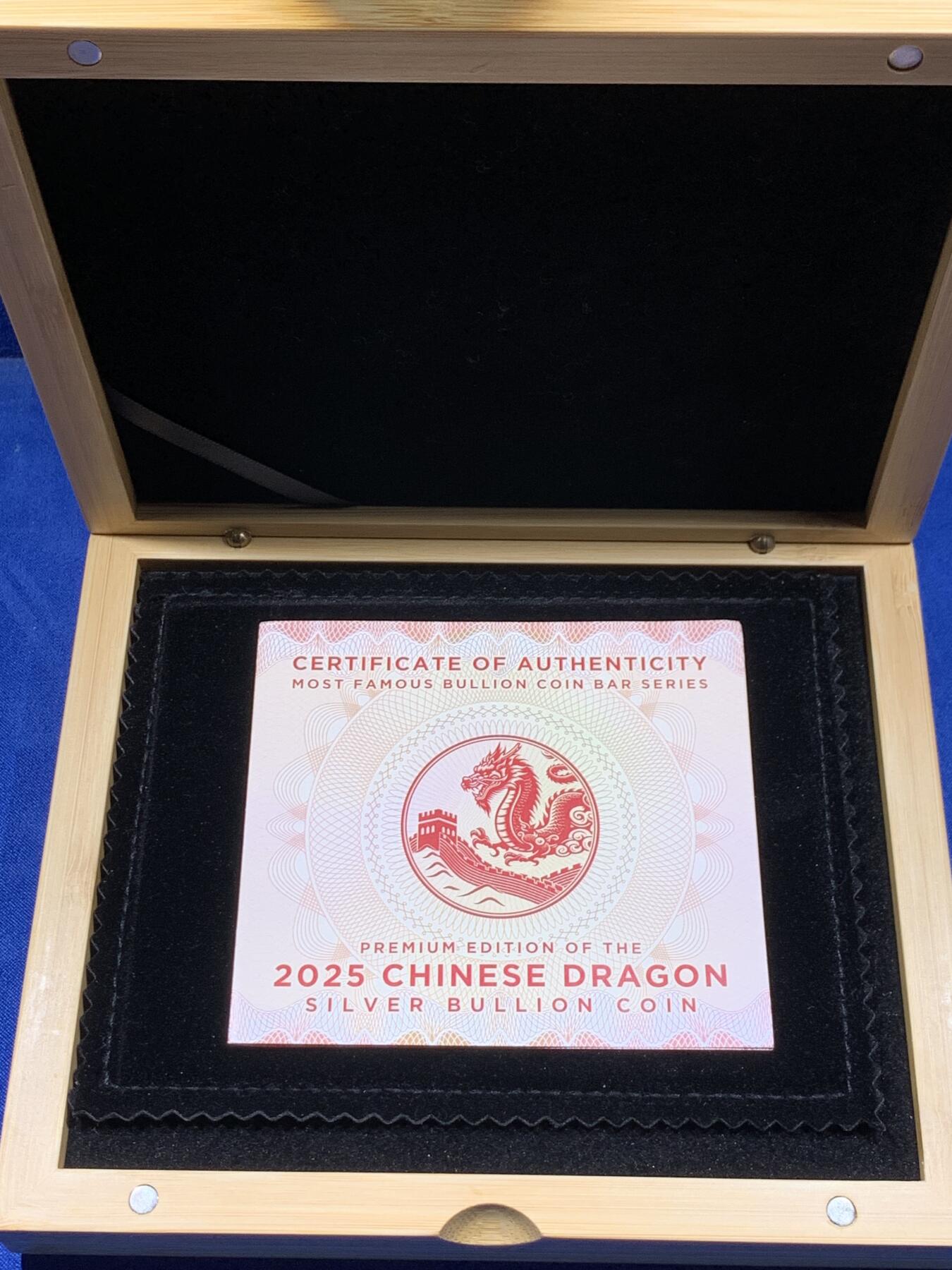 《竞宝斋》第437场 周日，周一2场连拍 （全场包邮） 2025 中国龙银币 首发纪念典藏版套装 德国MDM发行 2盎司银条+1盎司银币 共3盎司纯银 原装盒证 仅发行2025套 本套编号：2004