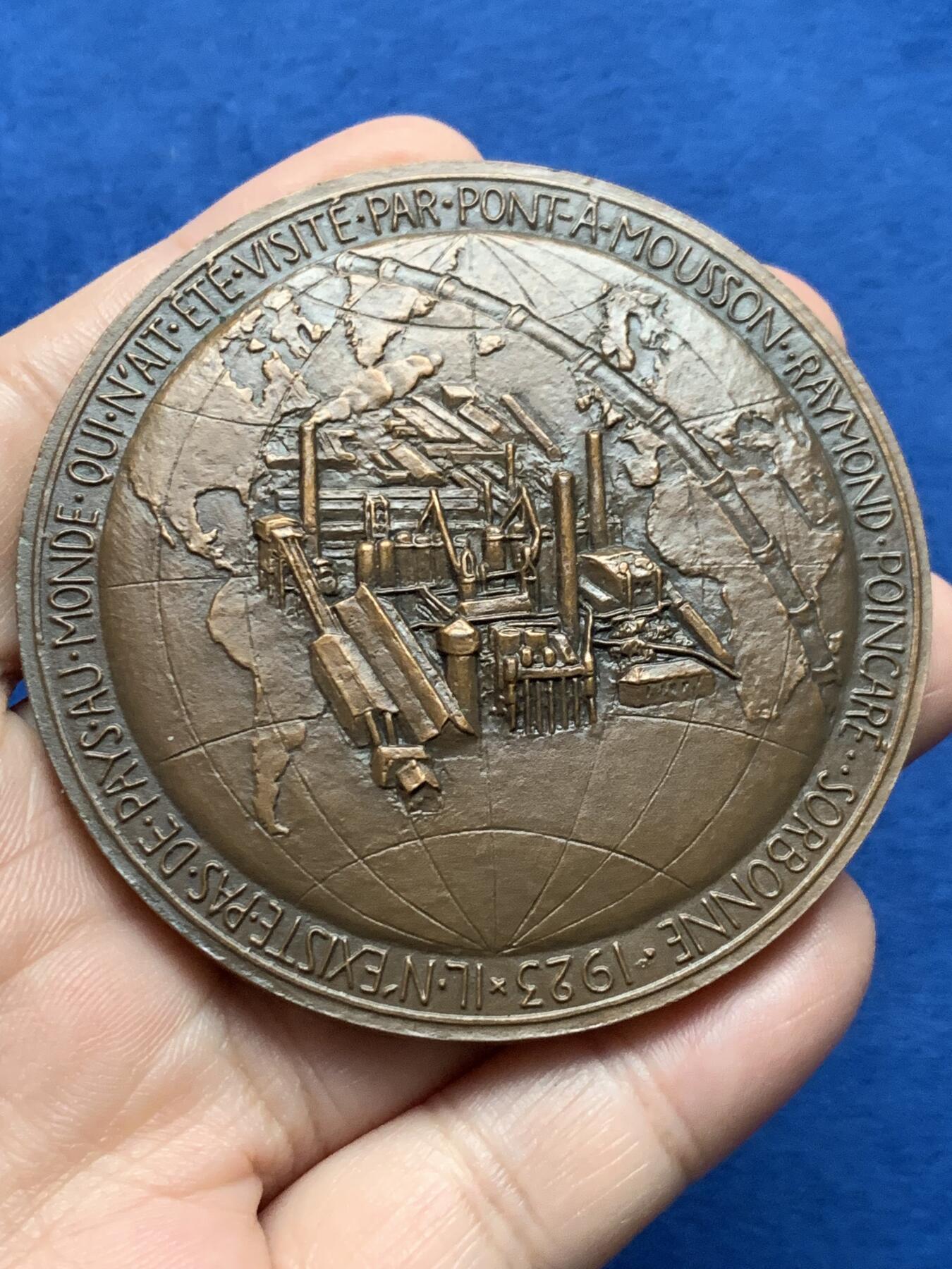 《竞宝斋》第437场 周日，周一2场连拍 （全场包邮） 名家名作 纪念蓬阿穆松市建城100周年大铜章 149克 67.7mm 丰饶角铜标 带盒 背面世界地图漂亮