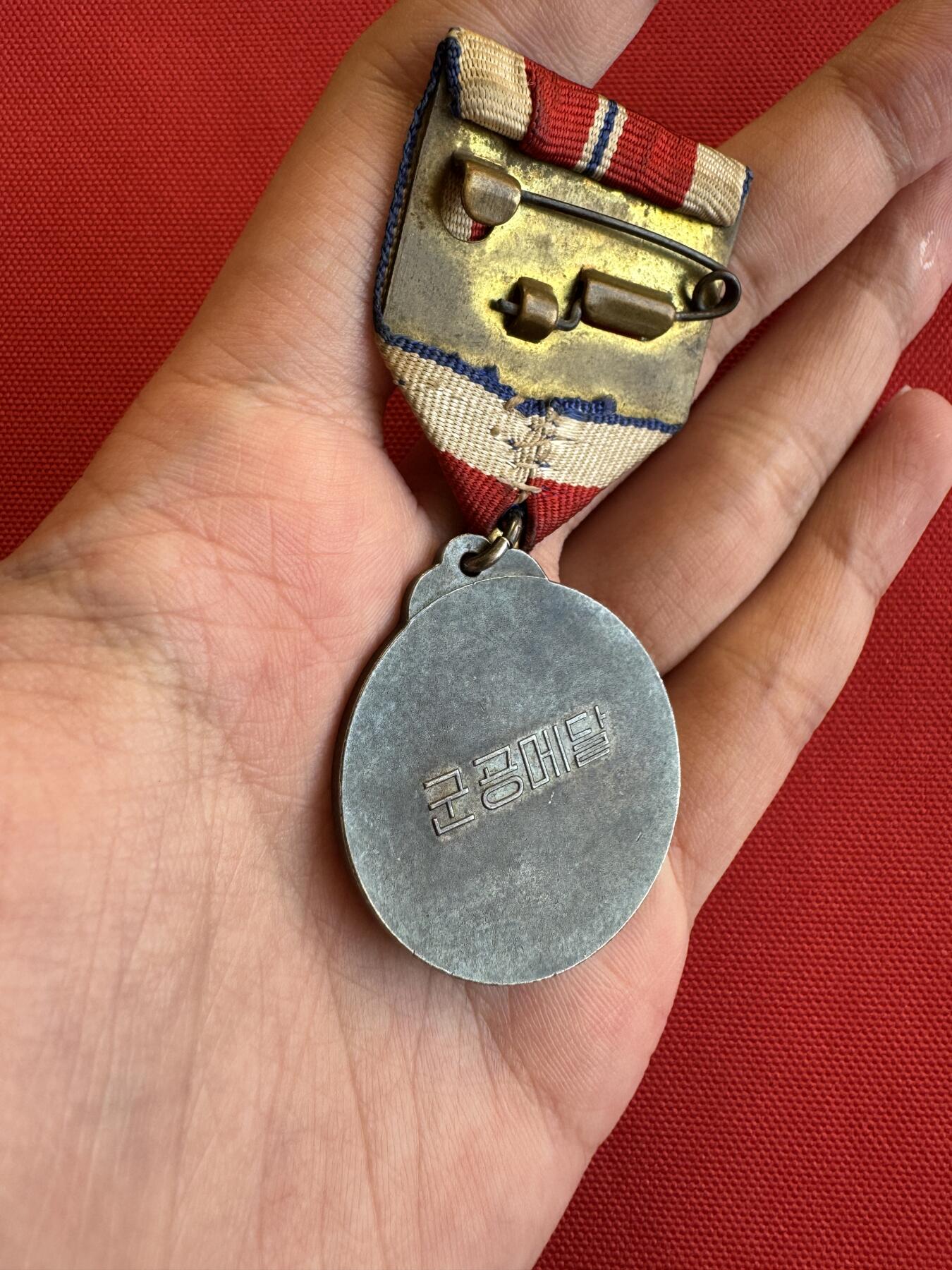 五哥徽章群   11号周二晚上八点4群联拍 银章