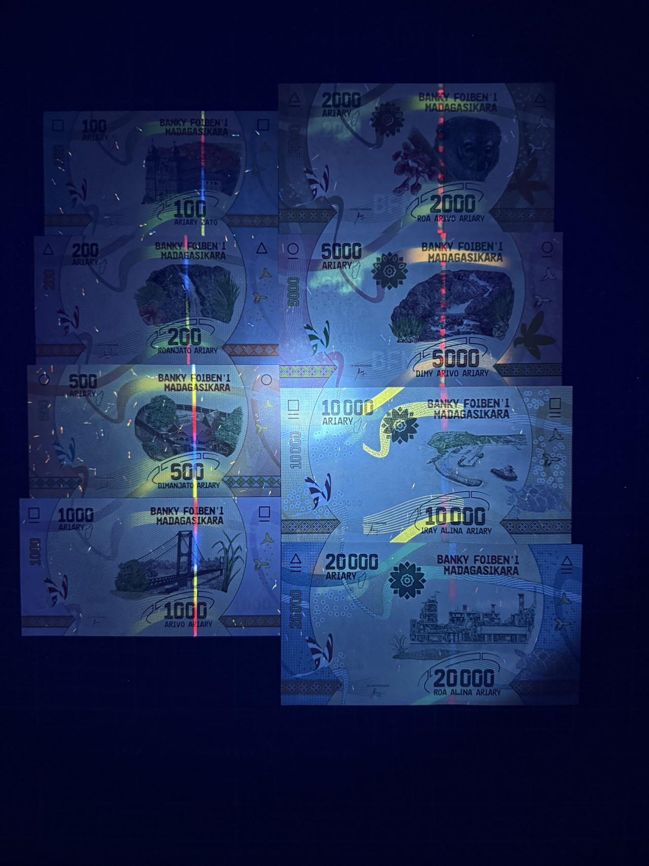 【炜奕收藏】，第五十期 马达加斯加100-20000阿里亚里，UNC品相