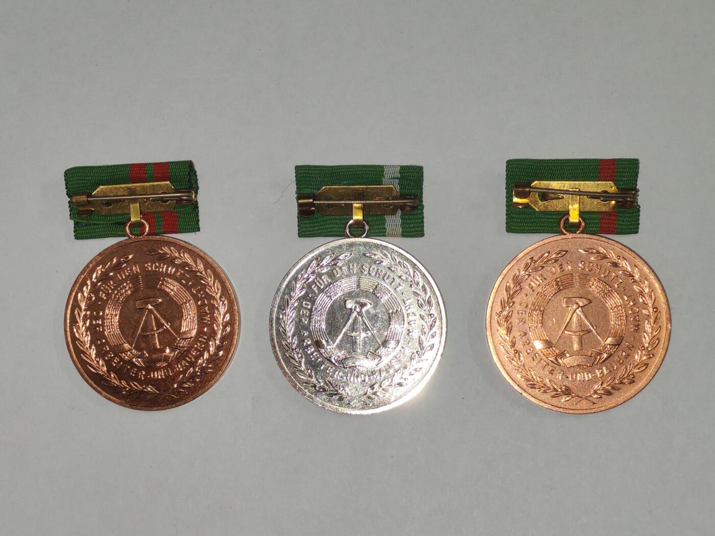 韵星假日精品2025秋季军品类拍卖会-- Rimey Holidays Boutique 2025 Autumn Militaria Sale 民主德国保卫民主德国边界志愿者忠诚服务奖章金银铜一套