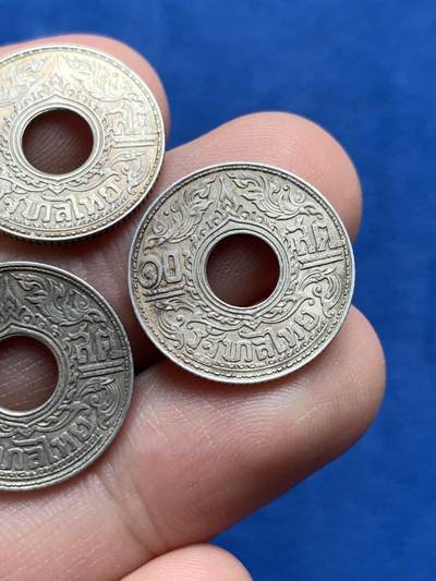 《竞宝斋》第437场 周日，周一2场连拍 （全场包邮） 三枚一组 泰国10萨当中孔小银币，直径19mm，味道绝美，可做手串配饰。