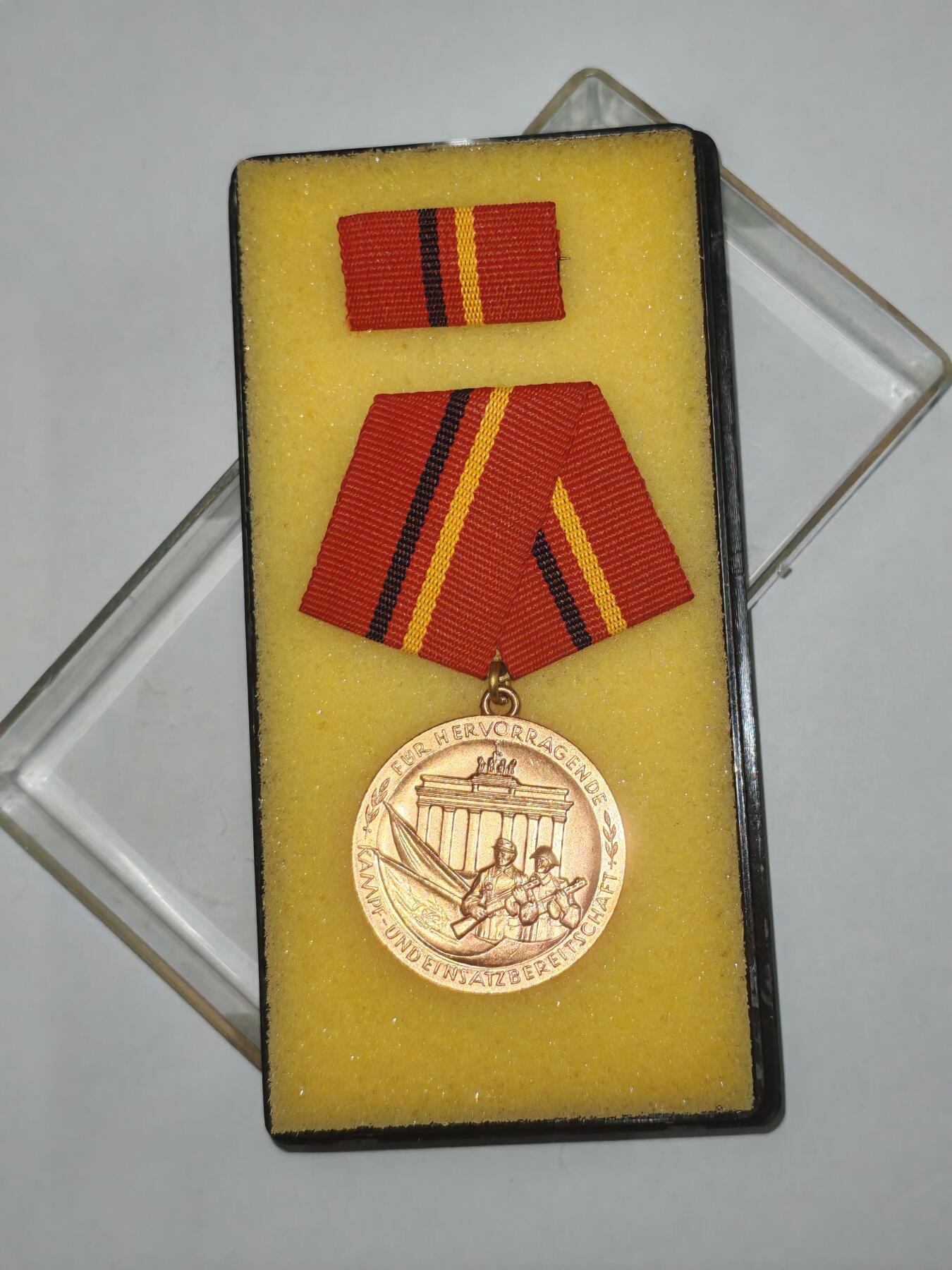 韵星假日精品2025秋季军品类拍卖会-- Rimey Holidays Boutique 2025 Autumn Militaria Sale 民主德国工战队铜级功绩奖章带盒略