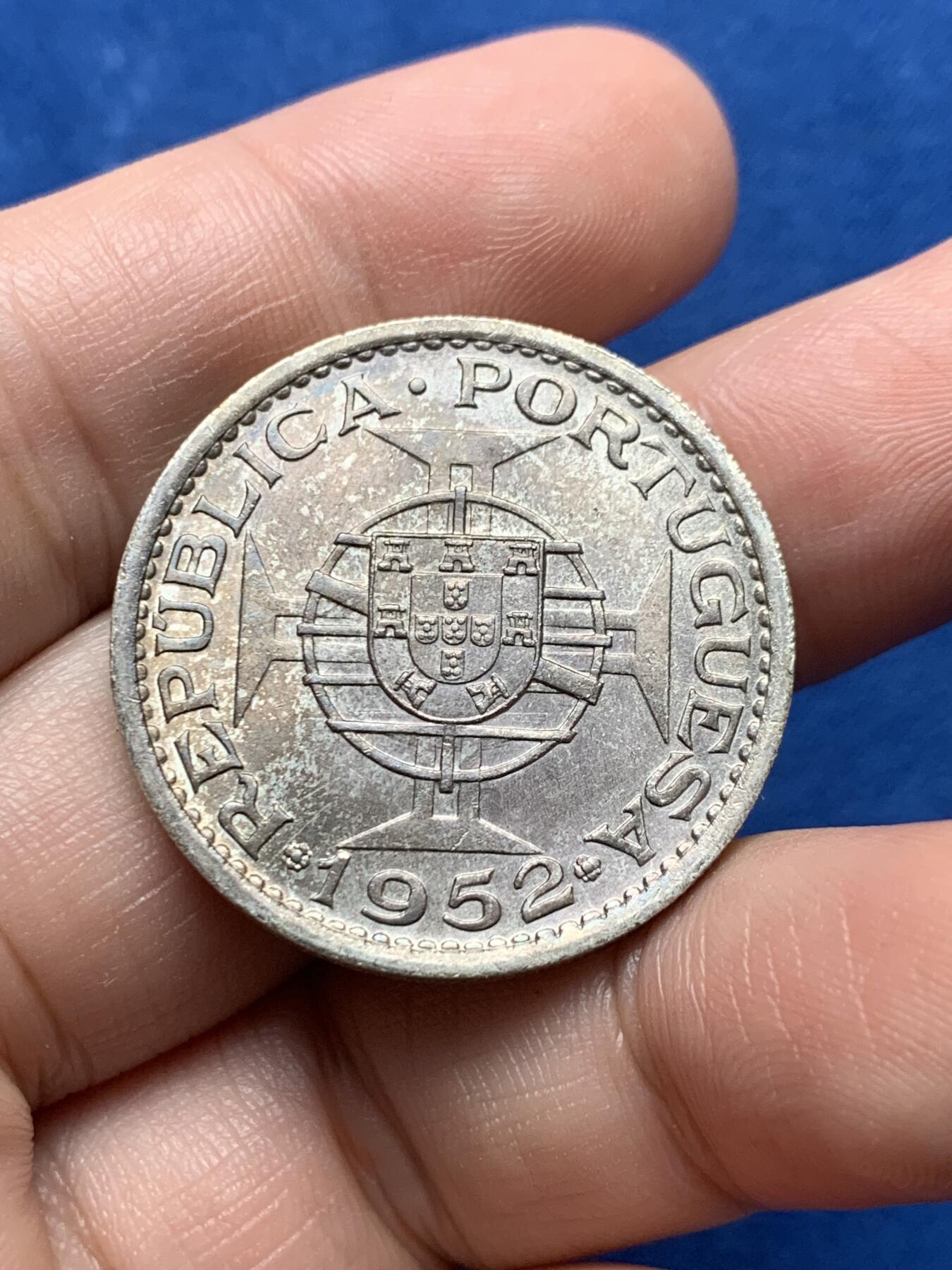 《竞宝斋》第437场 周日，周一2场连拍 （全场包邮） 1952年澳门5元银币 高点佳，带彩，重14.7克，720银