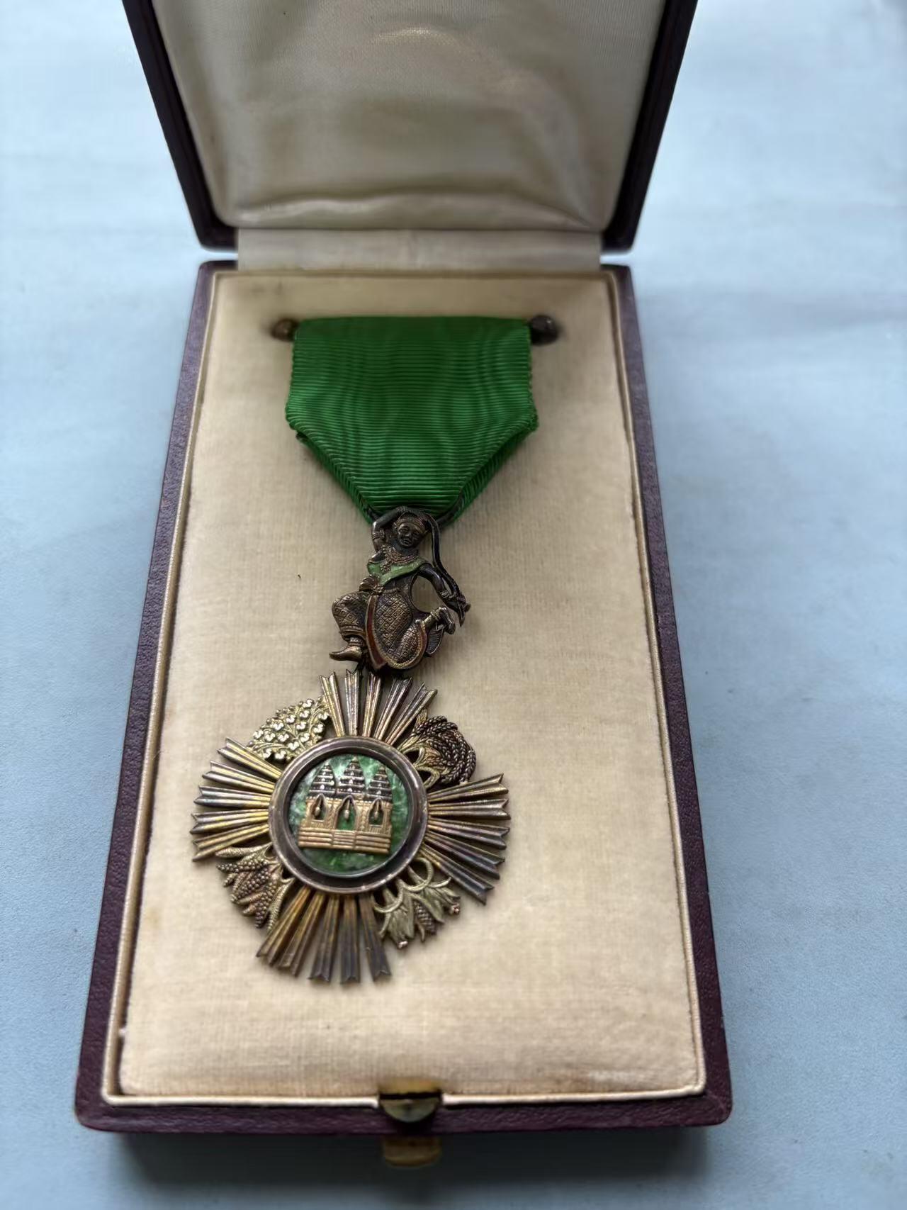 盛世勋华——号角文化勋章邮票专场拍卖第288期 柬埔寨骑士级索瓦塔拉皇家勋章 银制早期版 法国生产 带原盒 （授予在农业、经济和公共工程领域做出杰出贡献的人士）