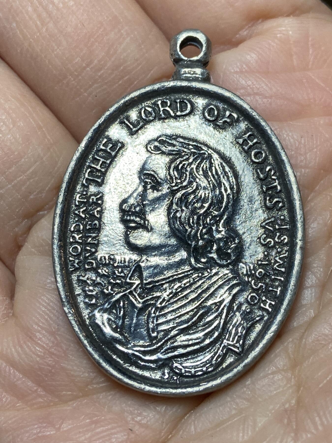 2025年第一百二十七场(总第一百五十三场）外国好品章牌、散币(免佣金) “万军之主”主题宗教纪念章(万军之主源自《旧约》中对上帝的称谓，中心人物形象通常象征“神圣力量的化身”，呼应“万军之主”代表的上帝权威)，重13.36克