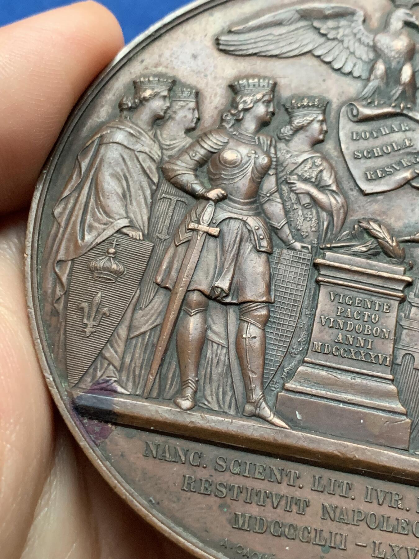 《竞宝斋》第437场 周日，周一2场连拍 （全场包邮） 拿破仑三世1864年1月9日法学院重开典礼 纪念大铜章 252克 81mm 蜜蜂铜标 美品