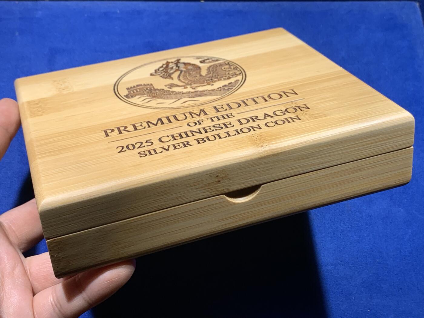 《竞宝斋》第437场 周日，周一2场连拍 （全场包邮） 2025 中国龙银币 首发纪念典藏版套装 德国MDM发行 2盎司银条+1盎司银币 共3盎司纯银 原装盒证 仅发行2025套 本套编号：2004