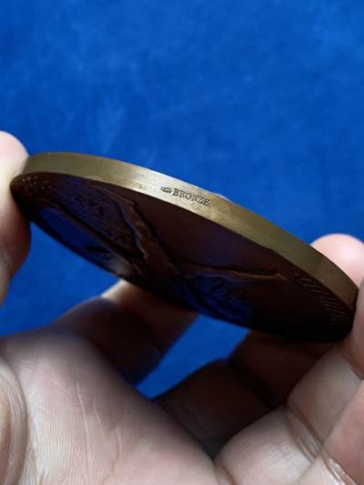 《竞宝斋》第437场 周日，周一2场连拍 （全场包邮） 名家名作 纪念蓬阿穆松市建城100周年大铜章 149克 67.7mm 丰饶角铜标 带盒 背面世界地图漂亮