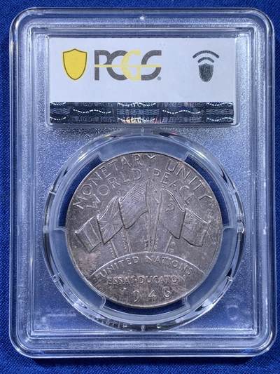 《竞宝斋》第437场 周日，周一2场连拍 （全场包邮） PCGS SP64 1946年联合国成立银样章 紫罗兰五彩包浆 正面： “敬畏 对话 需求 宗教”四大自由理念，背面：联合国安理会五大常任理事国——中美苏英法的国旗以及国名，其中最右边旗下标汉字中国。其上标有世界和平和统一货币。银章发行量不足千枚，非常珍稀。卡尔·格鲁佩作品 细节见图