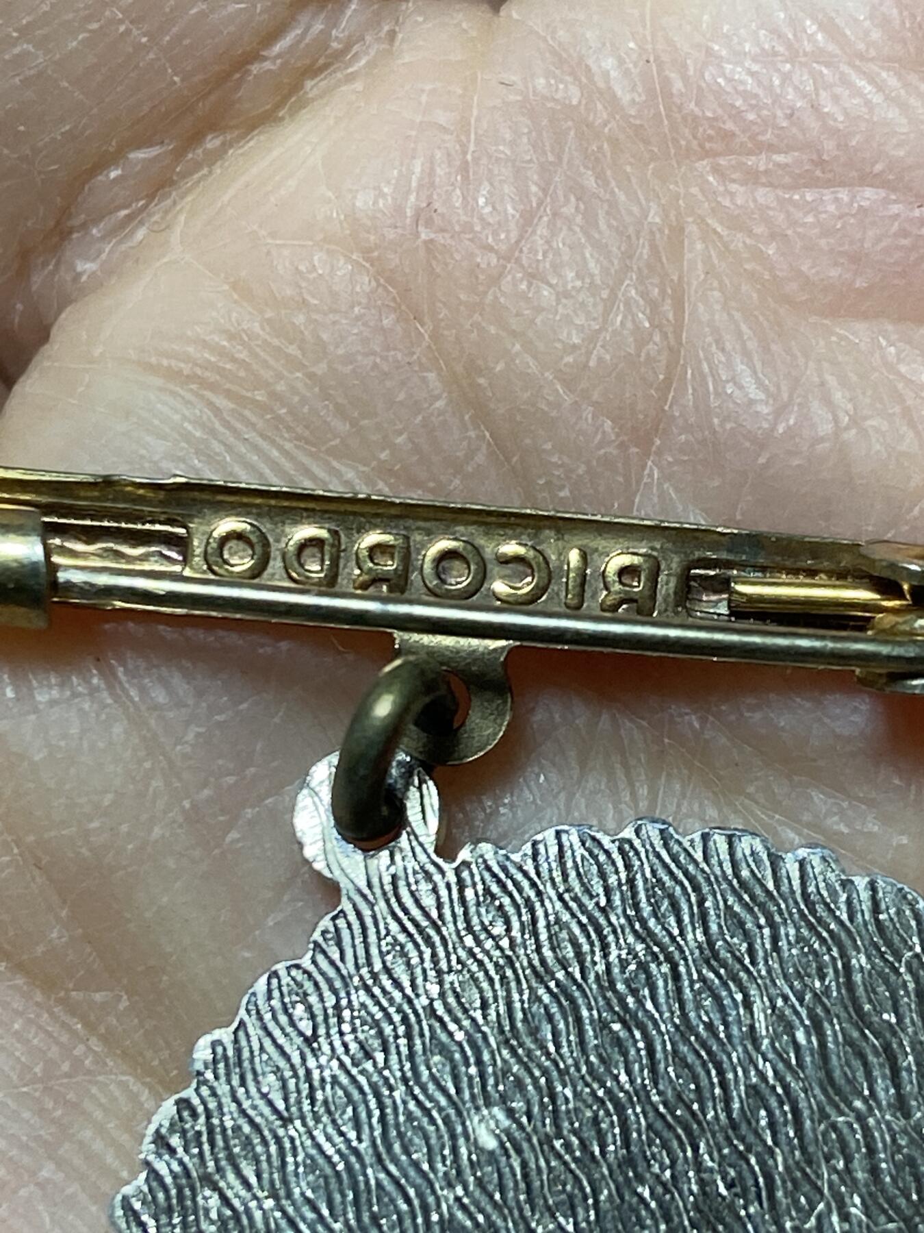 2025年第一百二十七场(总第一百五十三场）外国好品章牌、散币(免佣金) 精美珐琅彩–圣若望宗教胸针，重2.97克