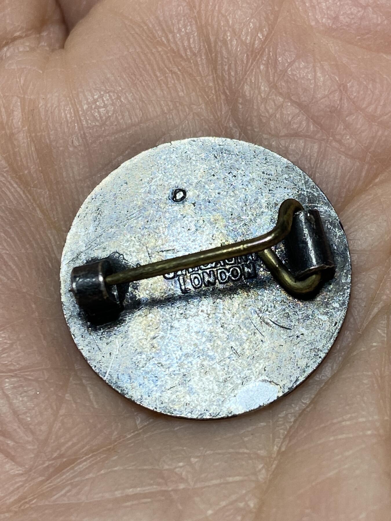 2025年第一百二十七场(总第一百五十三场）外国好品章牌、散币(免佣金) 英国🇬🇧诺维奇地区摄影协会纪念胸针，重4.58克