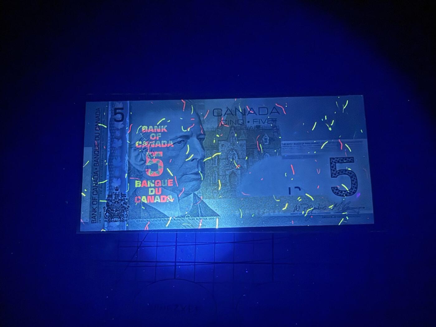 【炜奕收藏】，第五十期 加拿大旅版5元，UNC品相，号码无47尾8
