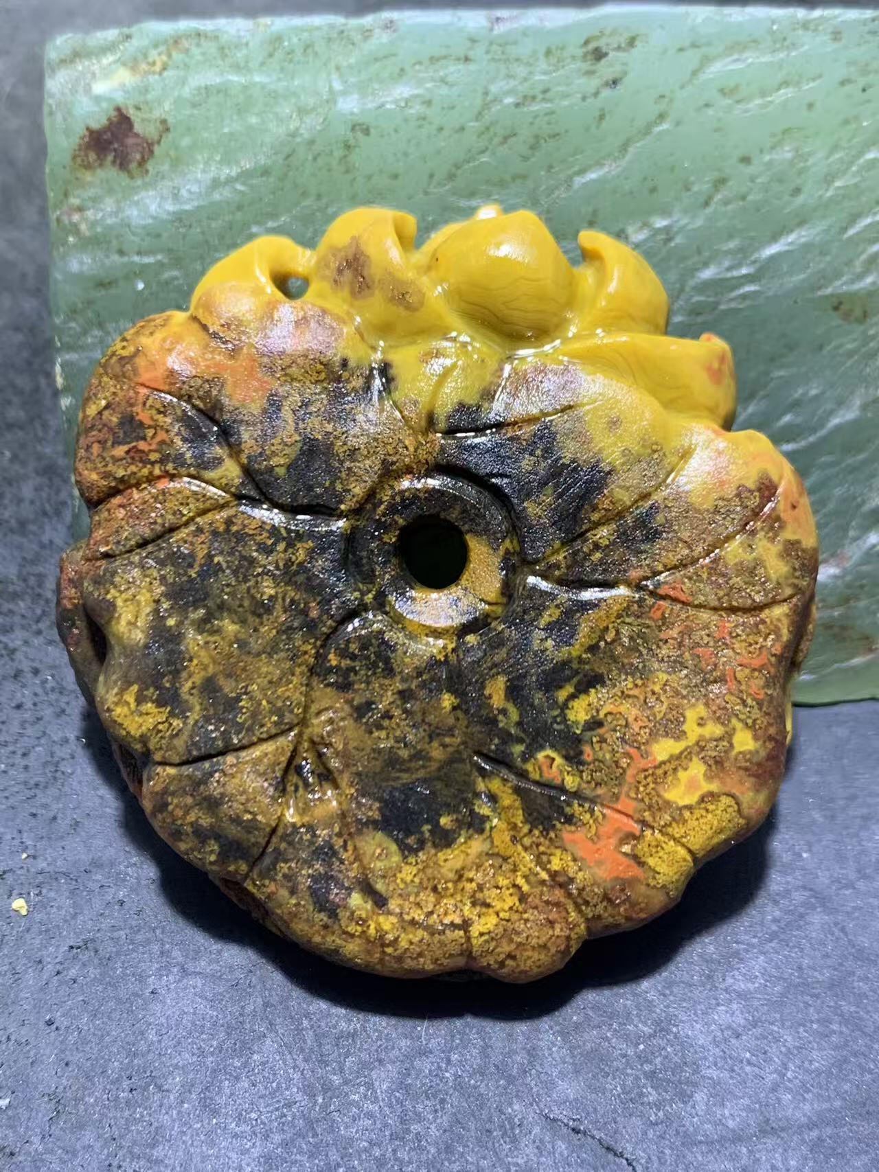 精美亚光战国红玛瑙手工俏色巧雕龙鱼莲花平安扣，（吊坠）一个