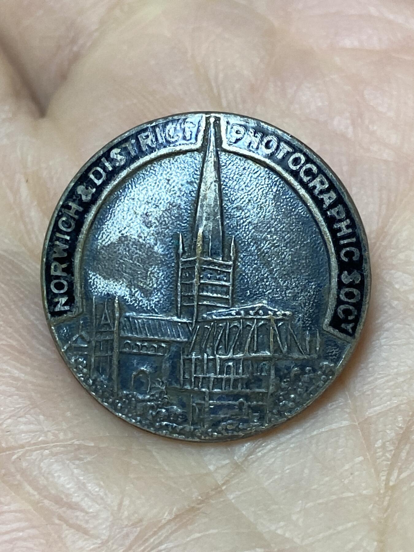 2025年第一百二十七场(总第一百五十三场）外国好品章牌、散币(免佣金) 英国🇬🇧诺维奇地区摄影协会纪念胸针，重4.58克