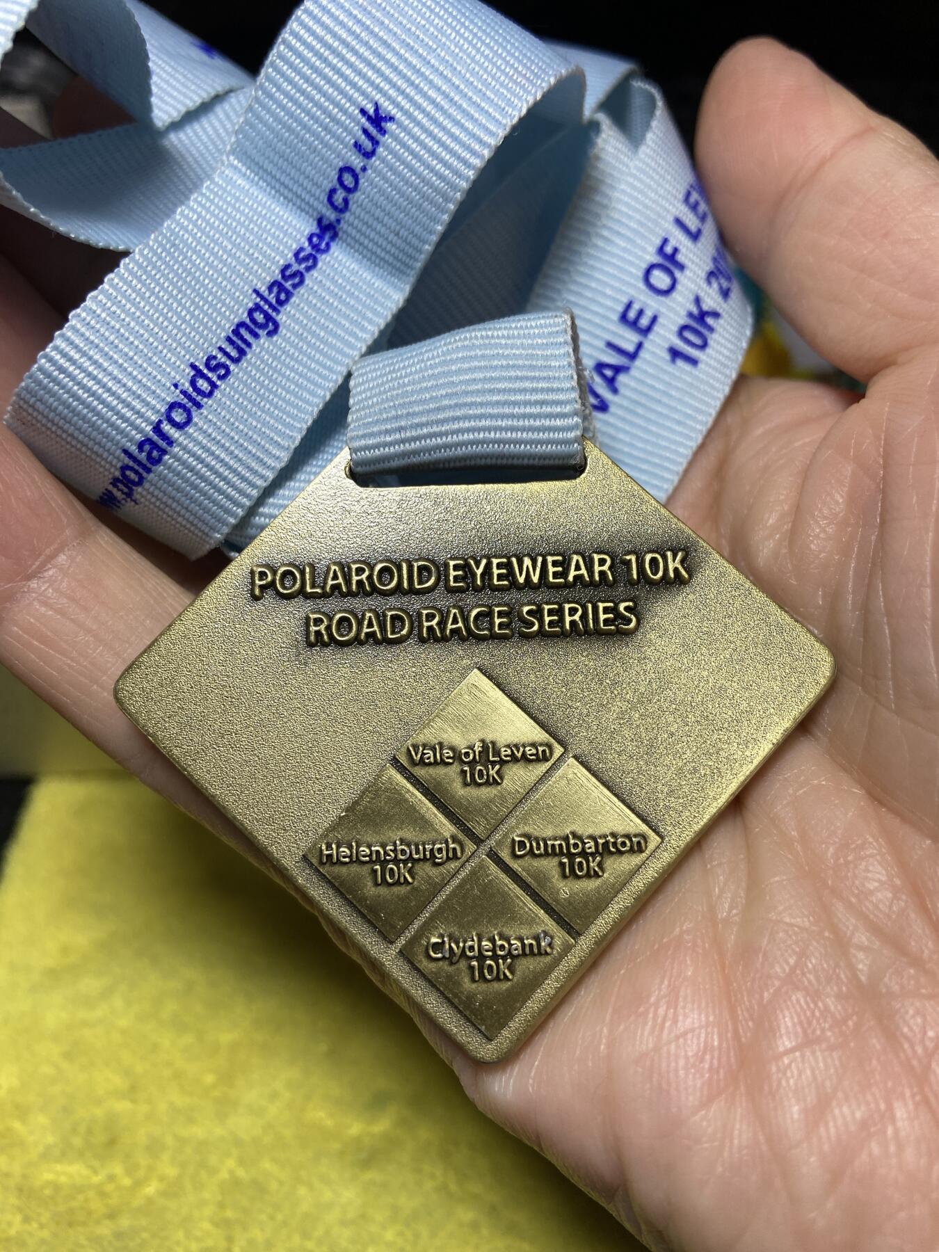 2025年第一百二十七场(总第一百五十三场）外国好品章牌、散币(免佣金) 大型–英国🇬🇧比赛奖牌(宝丽来眼镜赞助的10公里公路跑系列赛奖牌)，重32.34克