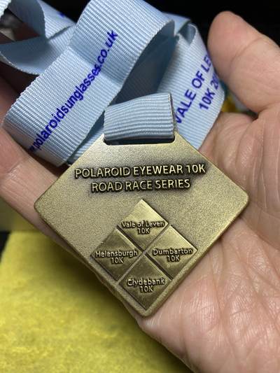 2025年第一百二十七场(总第一百五十三场）外国好品章牌、散币(免佣金) - 大型–英国🇬🇧比赛奖牌(宝丽来眼镜赞助的10公里公路跑系列赛奖牌)，重32.34克
