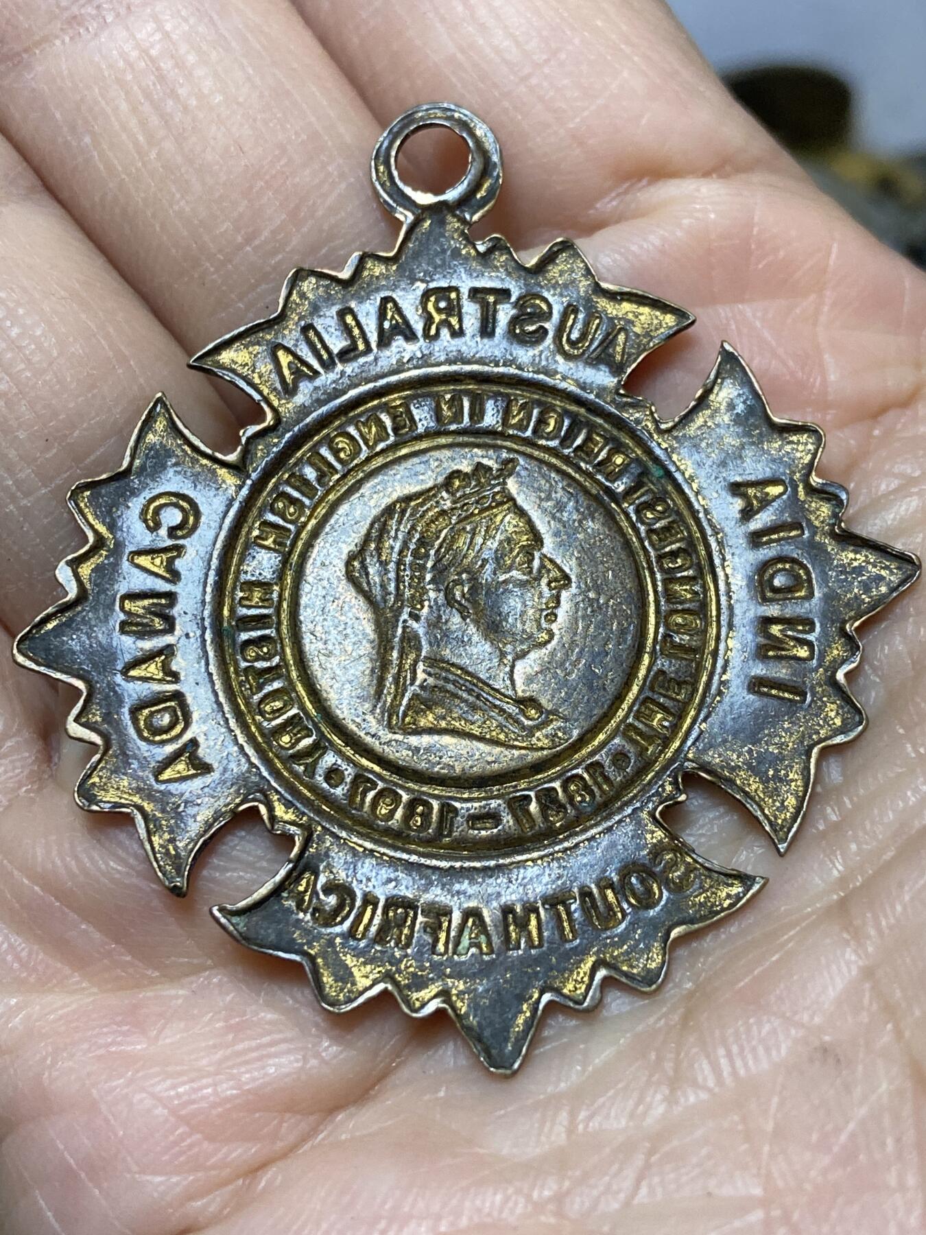 2025年第一百二十七场(总第一百五十三场）外国好品章牌、散币(免佣金) 英国🇬🇧1897年维多利亚女王登基60周年钻石禧大英帝国纪念铜牌，重9克