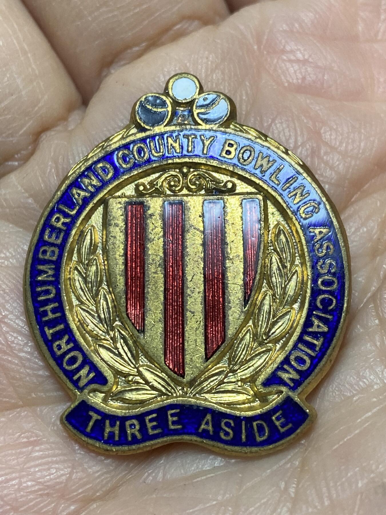 2025年第一百二十七场(总第一百五十三场）外国好品章牌、散币(免佣金) 珐琅彩–英国🇬🇧北约克郡保龄球协会三人制赛事奖牌，重9.47克