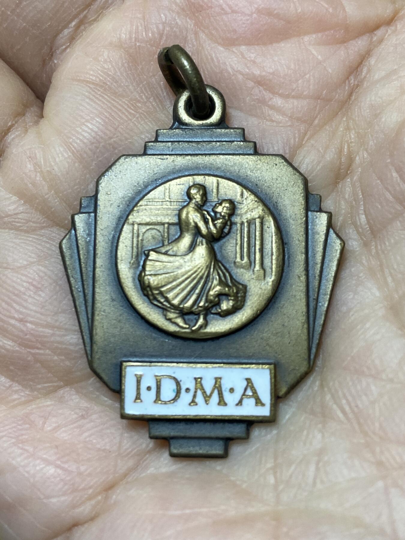 2025年第一百二十七场(总第一百五十三场）外国好品章牌、散币(免佣金) 国际舞蹈教师协会奖牌(1966年3月27日授予JOHN JENNESS)，重8.9克