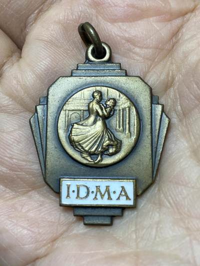 2025年第一百二十七场(总第一百五十三场）外国好品章牌、散币(免佣金) - 国际舞蹈教师协会奖牌(1966年3月27日授予JOHN JENNESS)，重8.9克