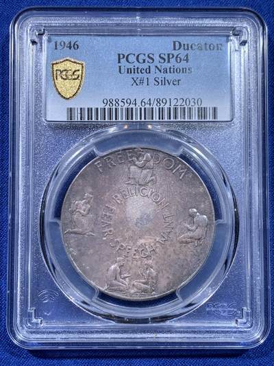 《竞宝斋》第437场 周日，周一2场连拍 （全场包邮） - PCGS SP64 1946年联合国成立银样章 紫罗兰五彩包浆 正面： “敬畏 对话 需求 宗教”四大自由理念，背面：联合国安理会五大常任理事国——中美苏英法的国旗以及国名，其中最右边旗下标汉字中国。其上标有世界和平和统一货币。银章发行量不足千枚，非常珍稀。卡尔·格鲁佩作品 细节见图