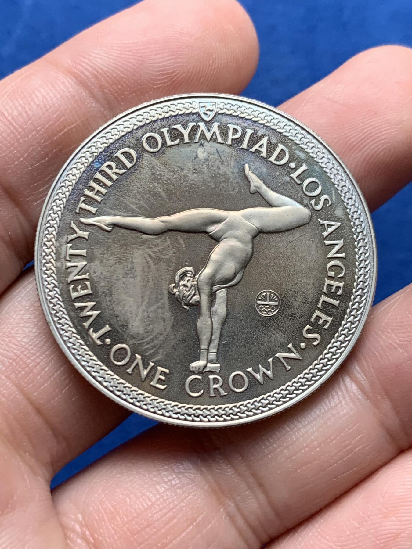 《竞宝斋》第437场 周日，周一2场连拍 （全场包邮） 英属马恩岛1984年洛杉矶夏季奥运会纪念1克朗 全新 38.5mm