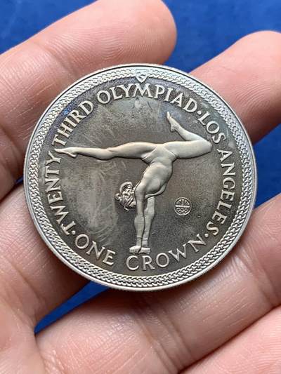 《竞宝斋》第437场 周日，周一2场连拍 （全场包邮） 英属马恩岛1984年洛杉矶夏季奥运会纪念1克朗 全新 38.5mm