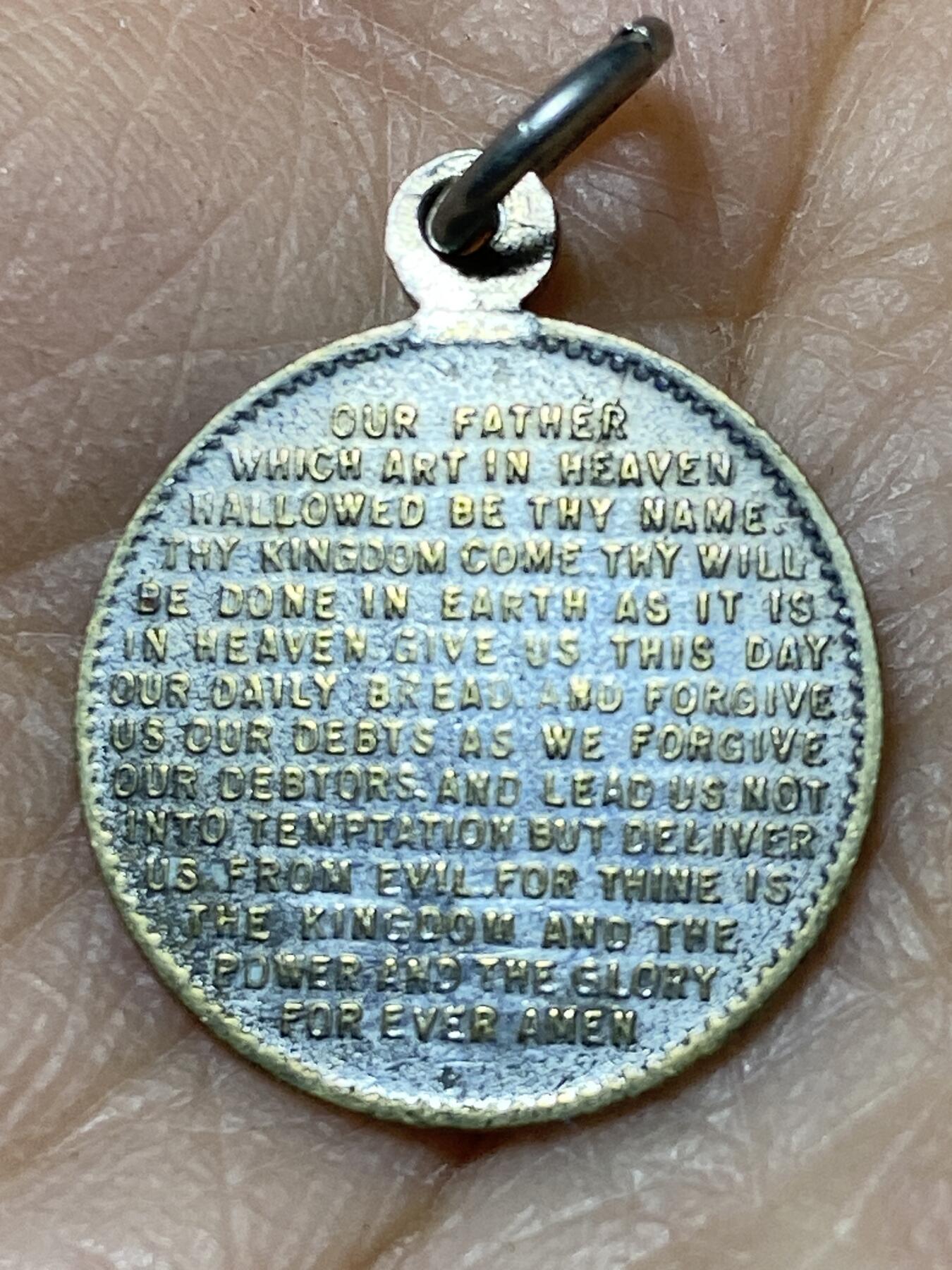 2025年第一百二十七场(总第一百五十三场）外国好品章牌、散币(免佣金) 天主教主祷文全文宗教章牌，重1.39克