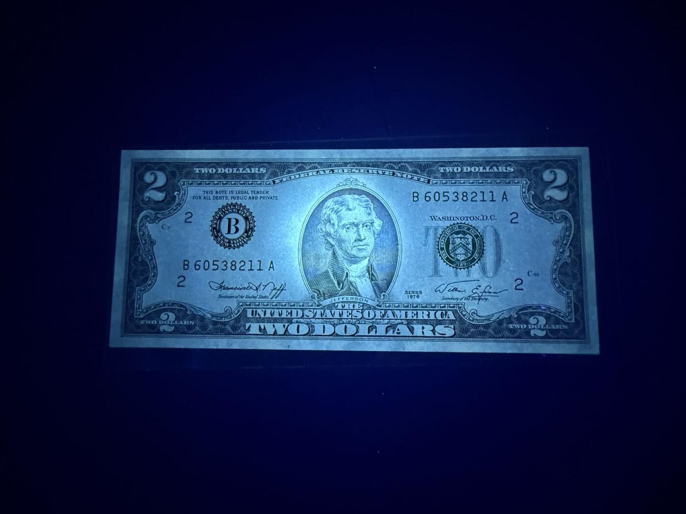 【炜奕收藏】，第五十期 1976年美国2美元，UNC-品相，有轻微黄点