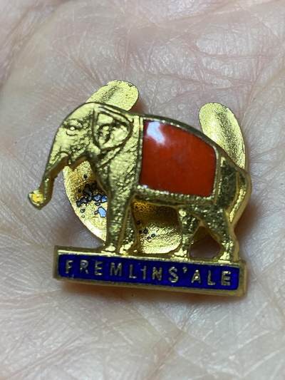 2025年第一百二十七场(总第一百五十三场）外国好品章牌、散币(免佣金) - 英国🇬🇧弗雷姆林麦芽啤酒镀金胸章，重4.13克