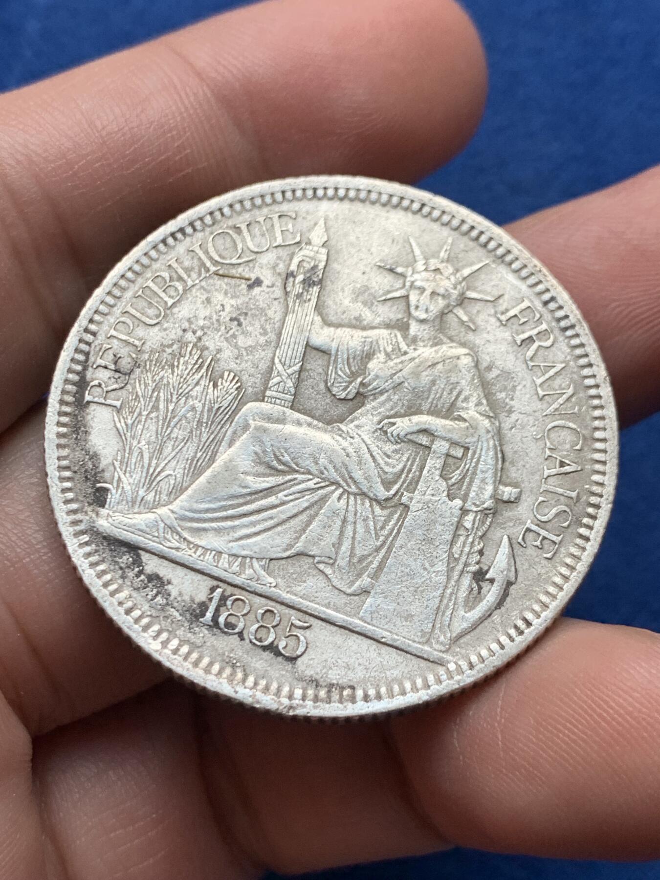 《竞宝斋》第437场 周日，周一2场连拍 （全场包邮） 加重版 法属印支坐洋1885年首年（开门年）1皮亚斯特银币 底板有腐蚀