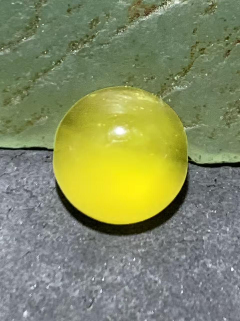 乌克兰蜜蜡随形蛋面一个，